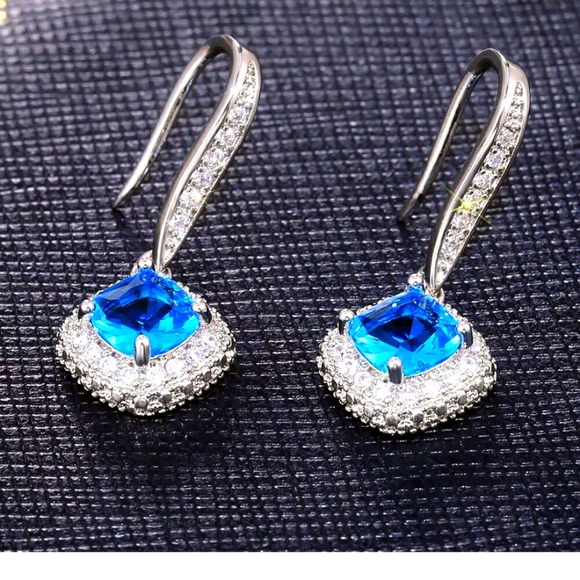 - Gorgeous Sea Blue Crystal Drop Earrings.. 925 Filled - Picture 2 of 10